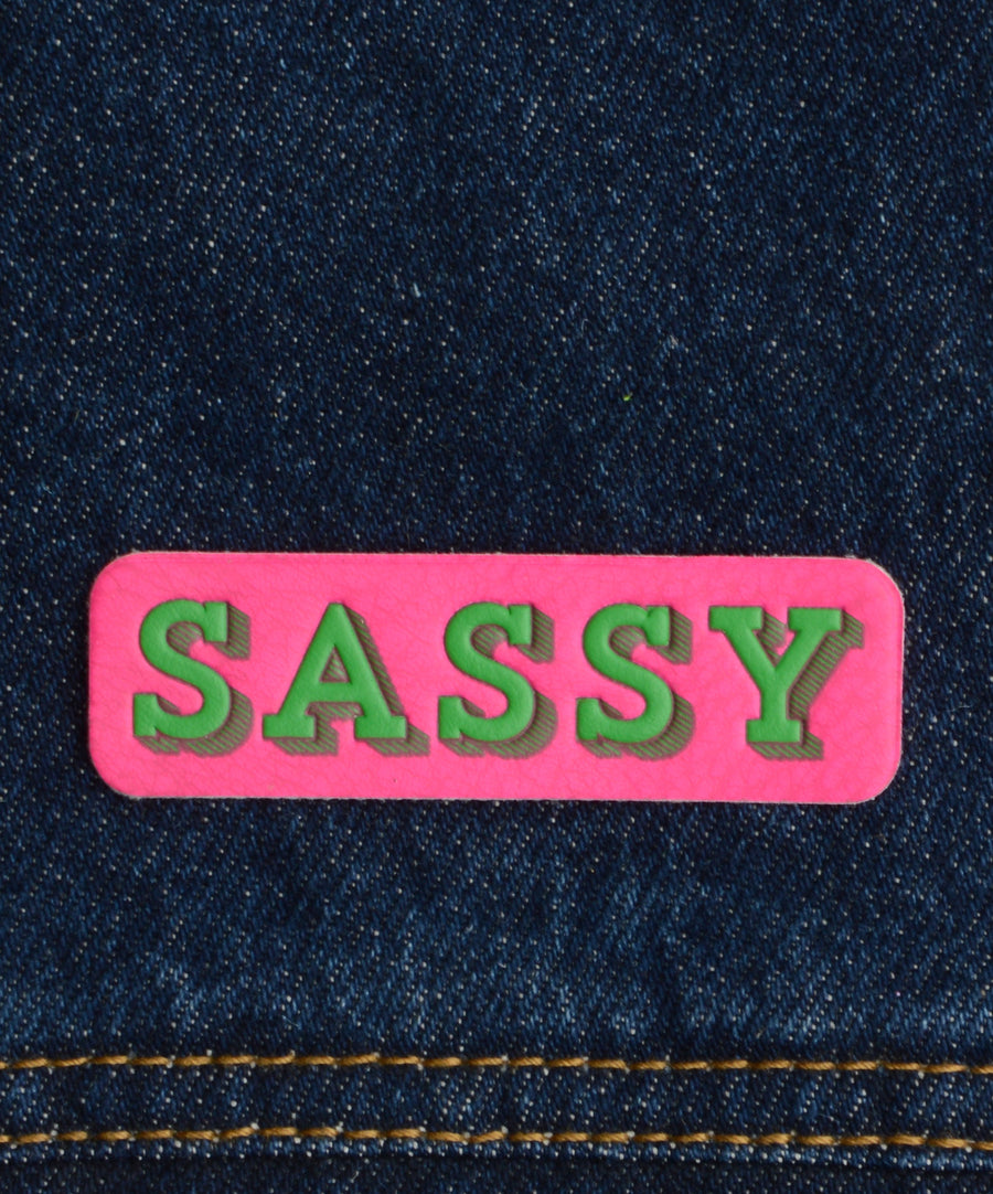 Sassy feliratos rózsaszín matrica