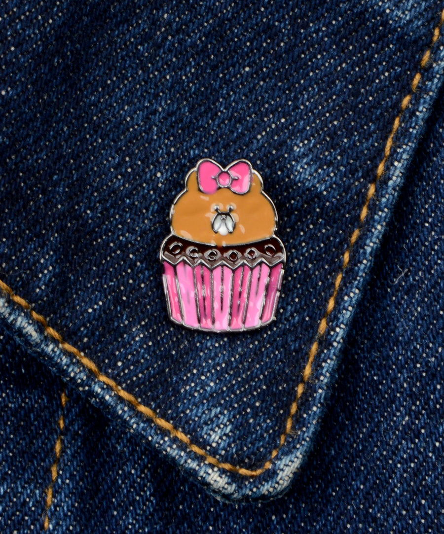 Muffin mackó formájú, pin jellegű kitűző.