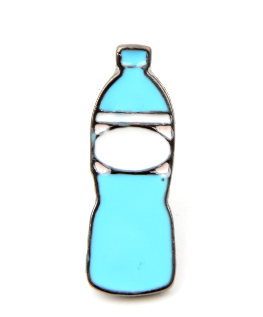 Vizes palack formájú, pin jellegű kitűző.