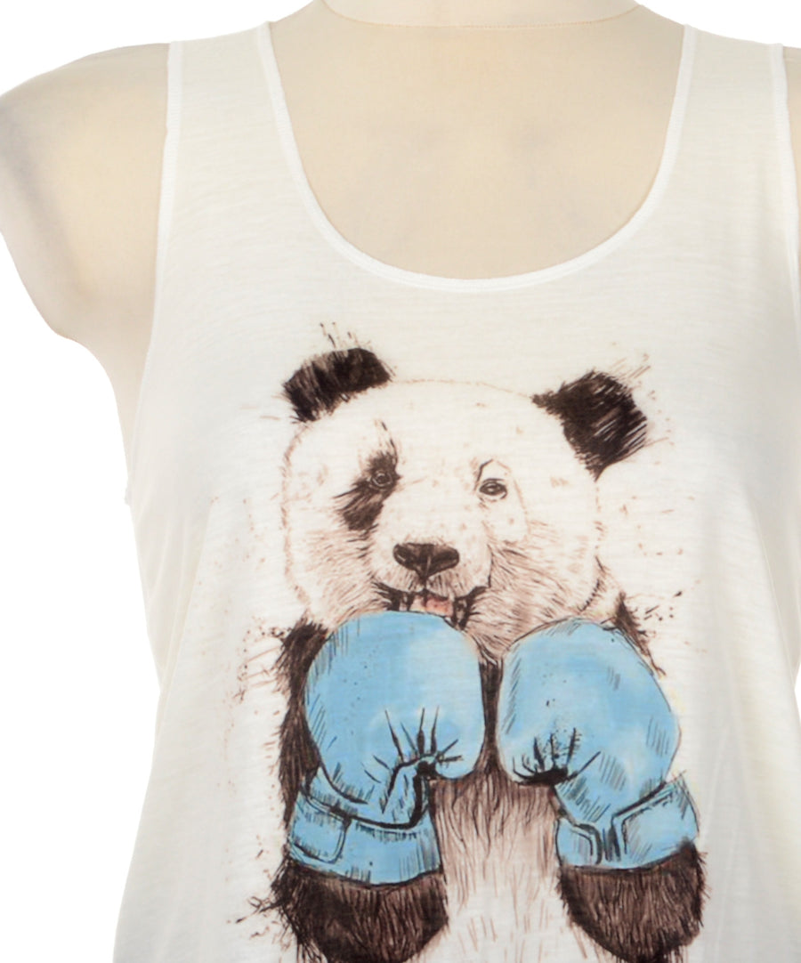 Bővülő szabású női pamut trikó, ökölvívó panda mintával.