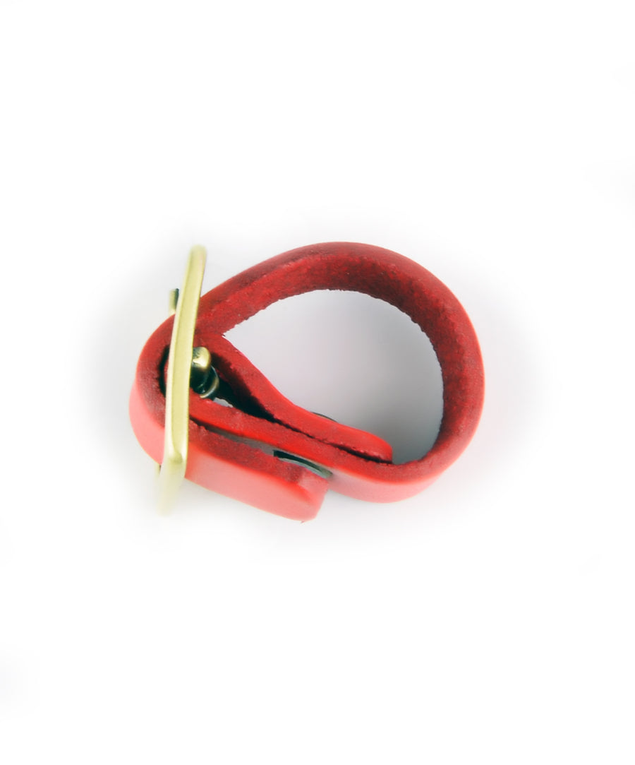 Mini öv formájú, állítható méretű piros bőrgyűrű.