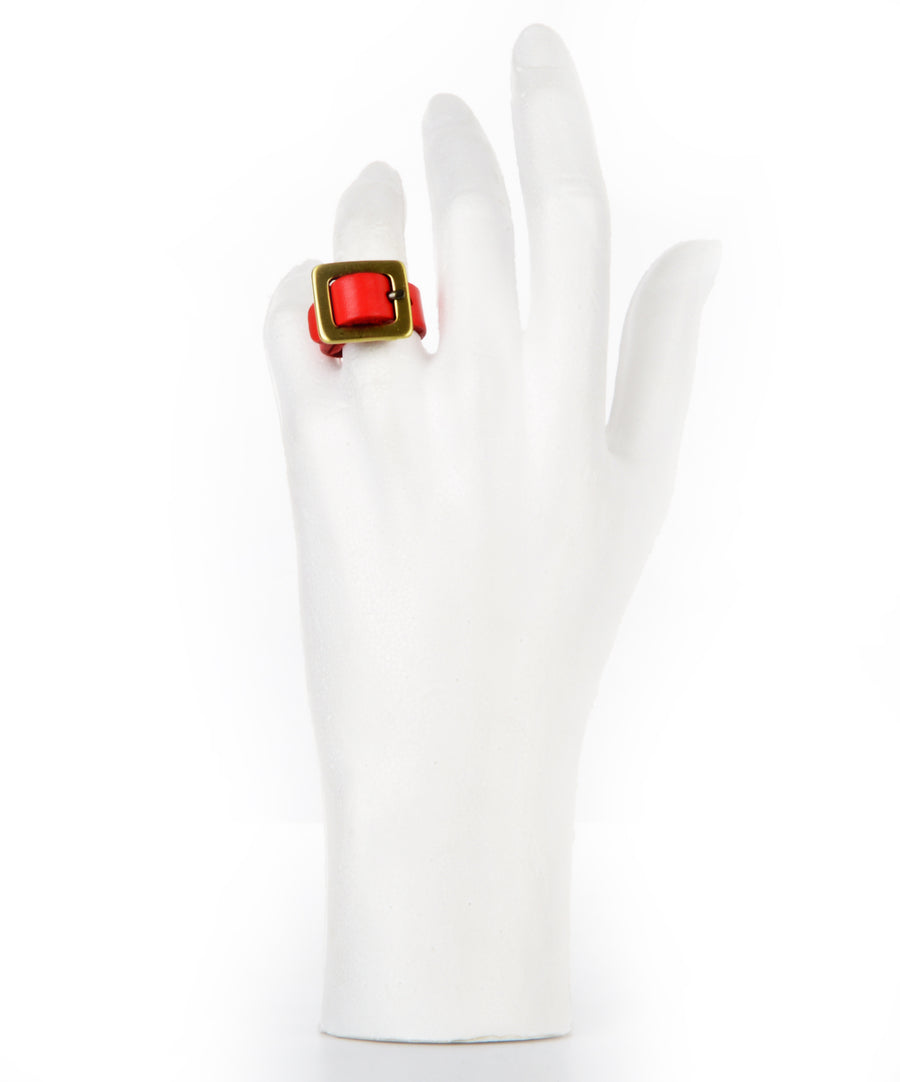 Mini öv formájú, állítható méretű piros bőrgyűrű.