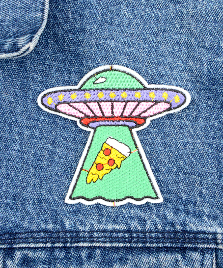 Pizzát lebegtető UFO formájú hímzett felvarró