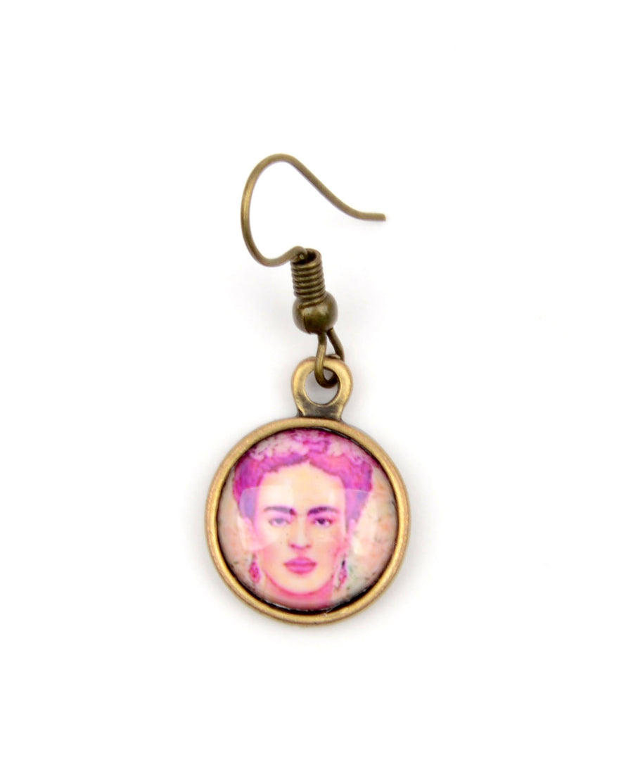 Frida Kahlo mintájú fülbevaló réz és műgyanta anyagból.