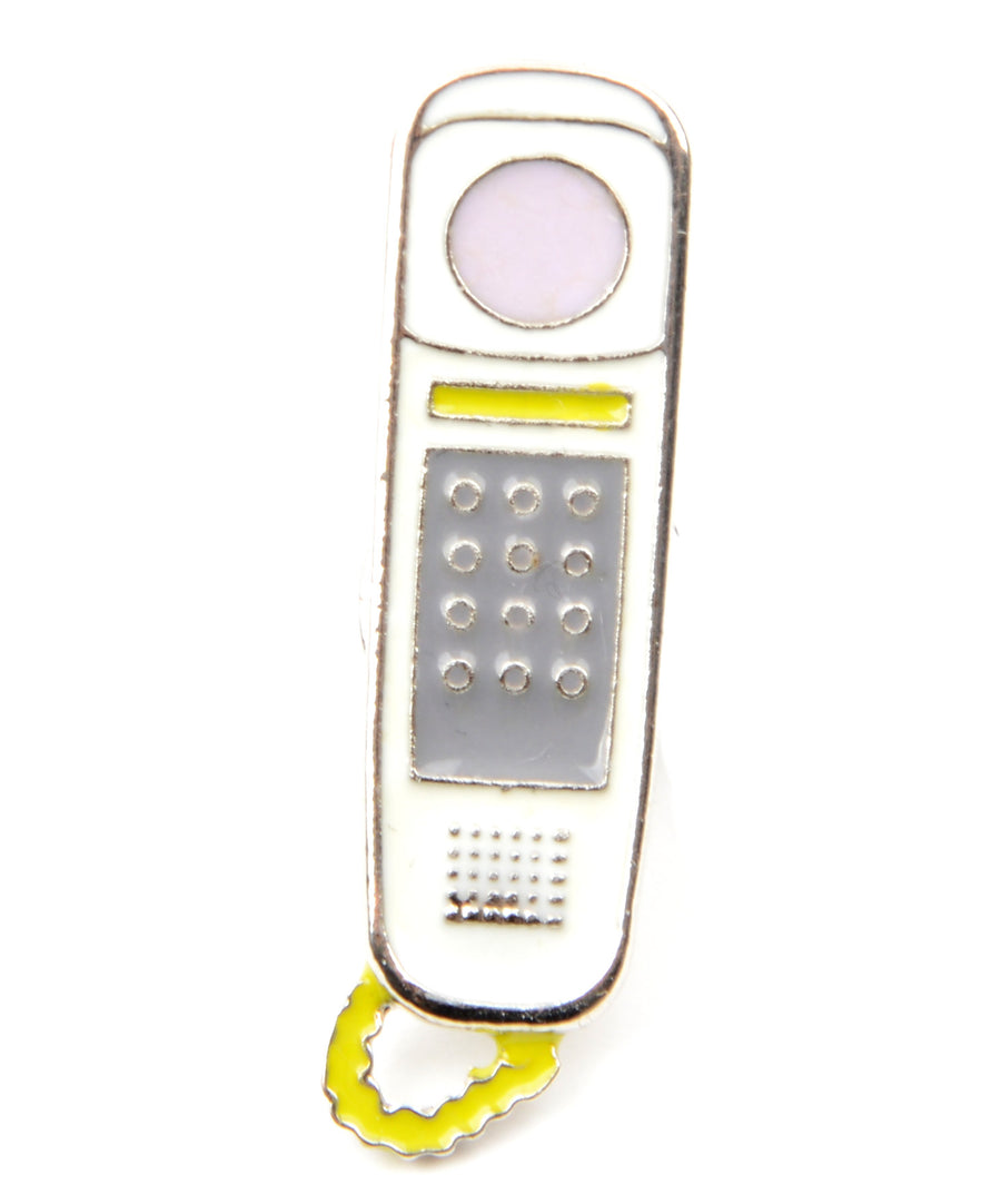 Vezetékes telefon formájú, pin jellegű kitűző.