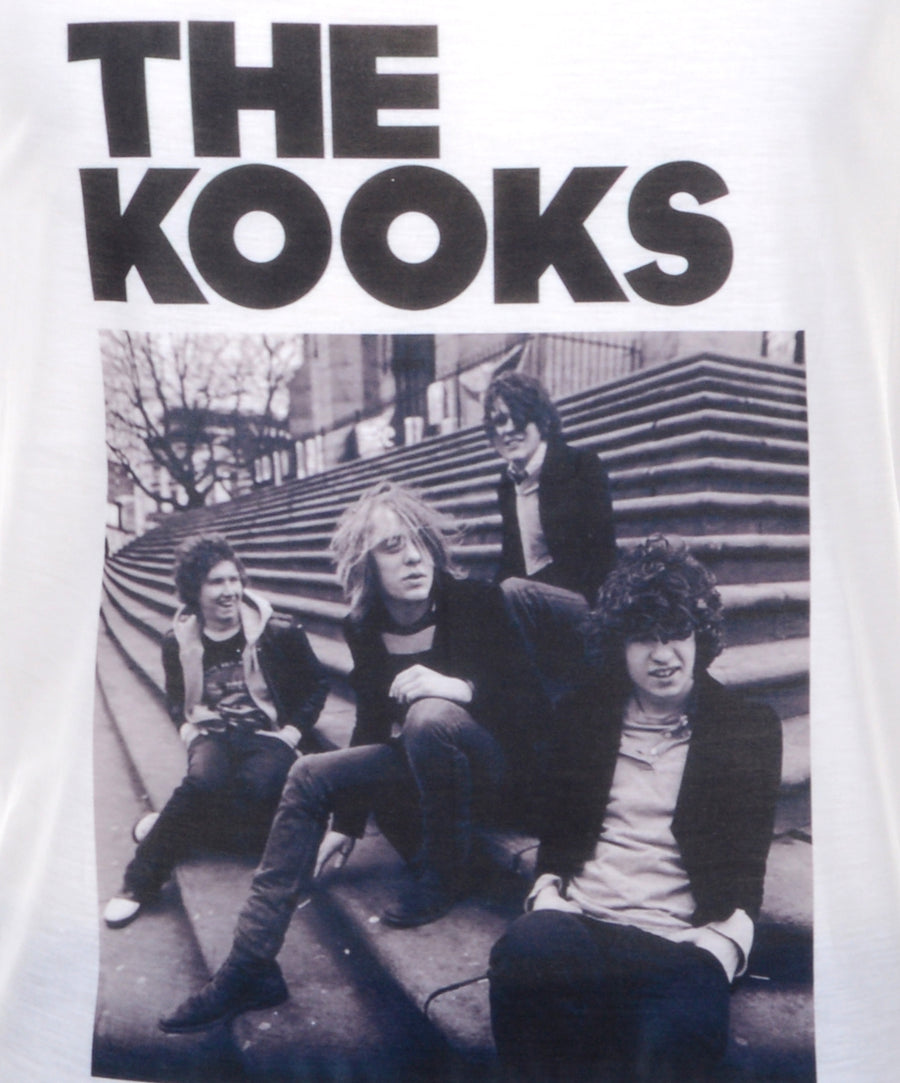 Egyenes fazonú, zenekaros trikó The Kooks mintával.